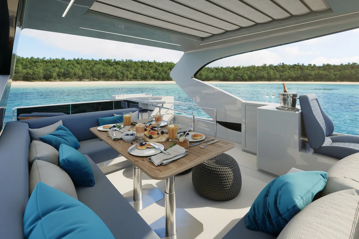 Intermarine 580HDF — Popa e proa